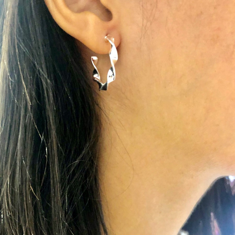 Aros de plata curvados