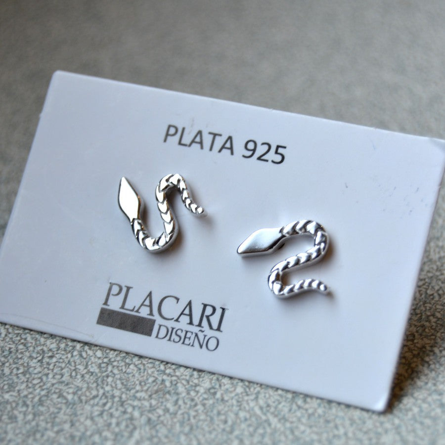 Pendientes pequeños de plata de serpientes