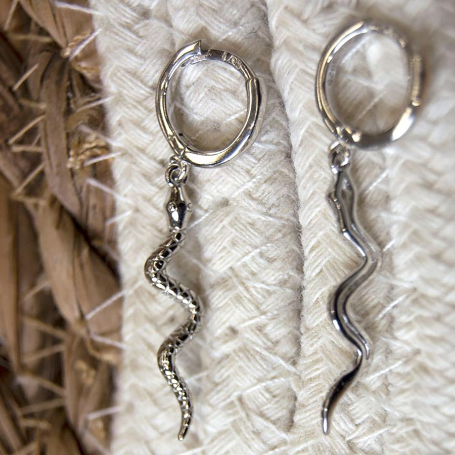 Pendientes de plata serpiente colgando