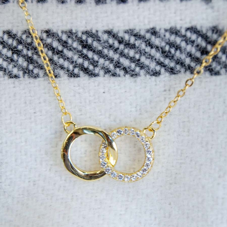 Collar de plata dorada y circonitas