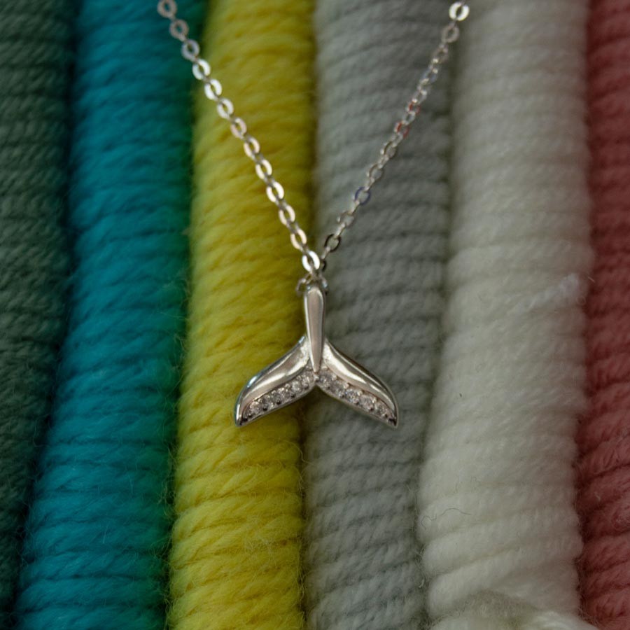 Collar de plata con forma de aleta