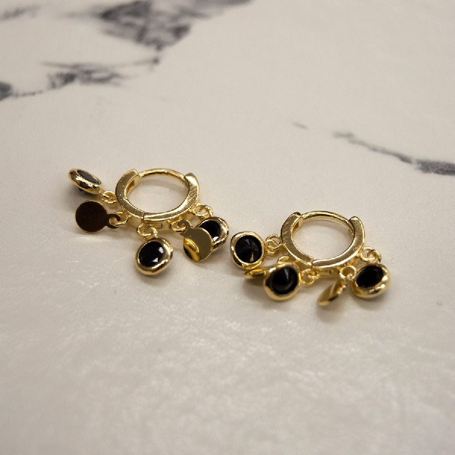 Pendientes dorados étnicos con cristal negro