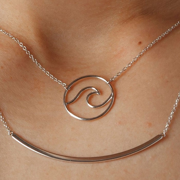 Collar de plata con círculo y ola