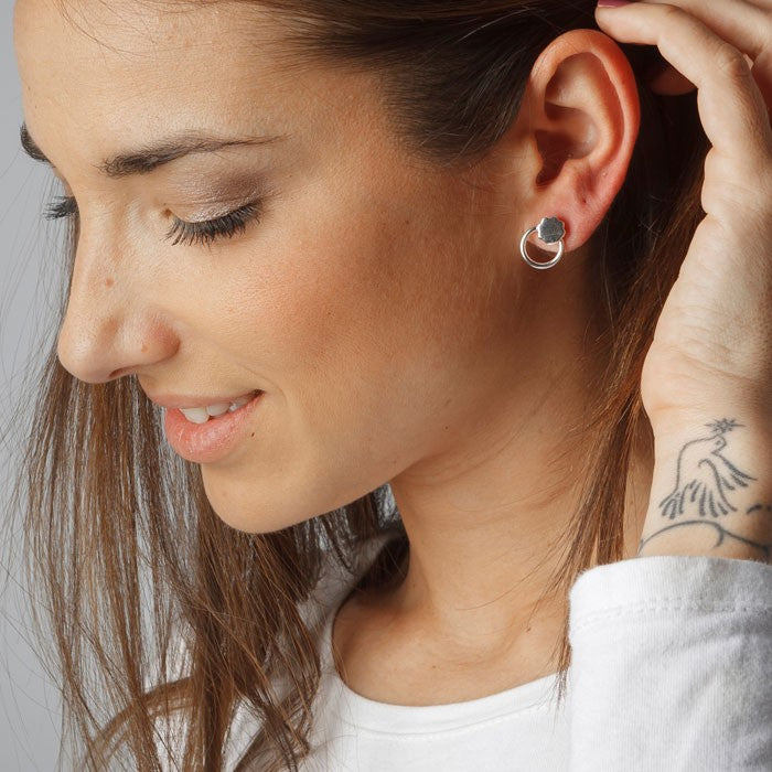 Pendientes de plata aro pequeño y flor.
