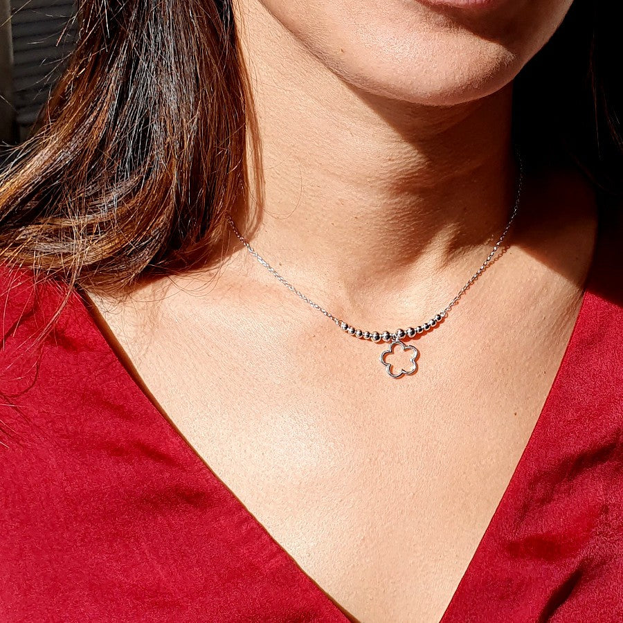 Collar de plata con detalle de flor