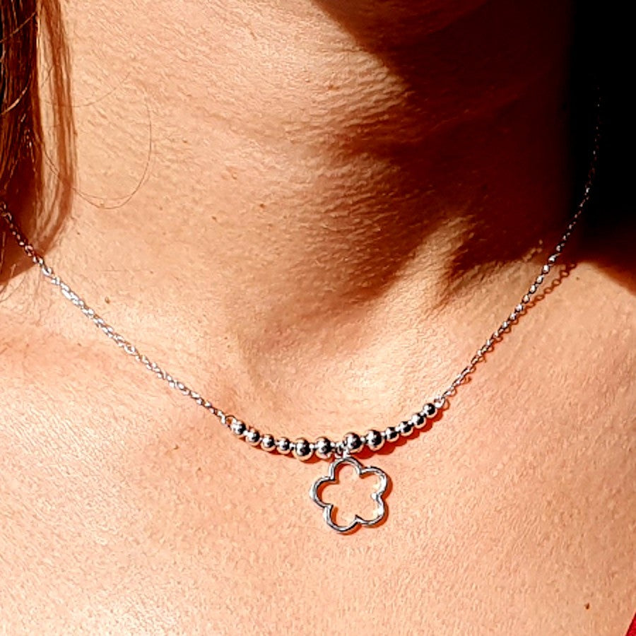 Colgante de plata con silueta de flor