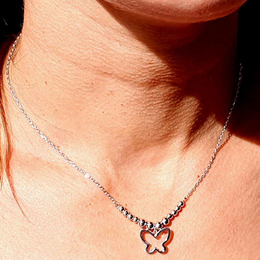 Gargantilla de plata con mariposa