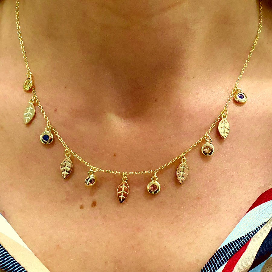 Collar de plata bañado en oro con hojas y chatones de colores