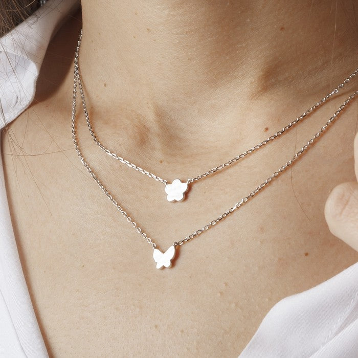 Colgante de plata con flor y mariposa