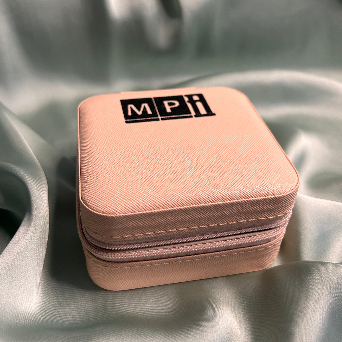 Customizable portable jewelry box