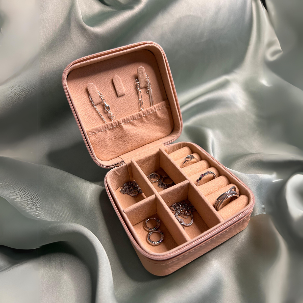 Customizable portable jewelry box