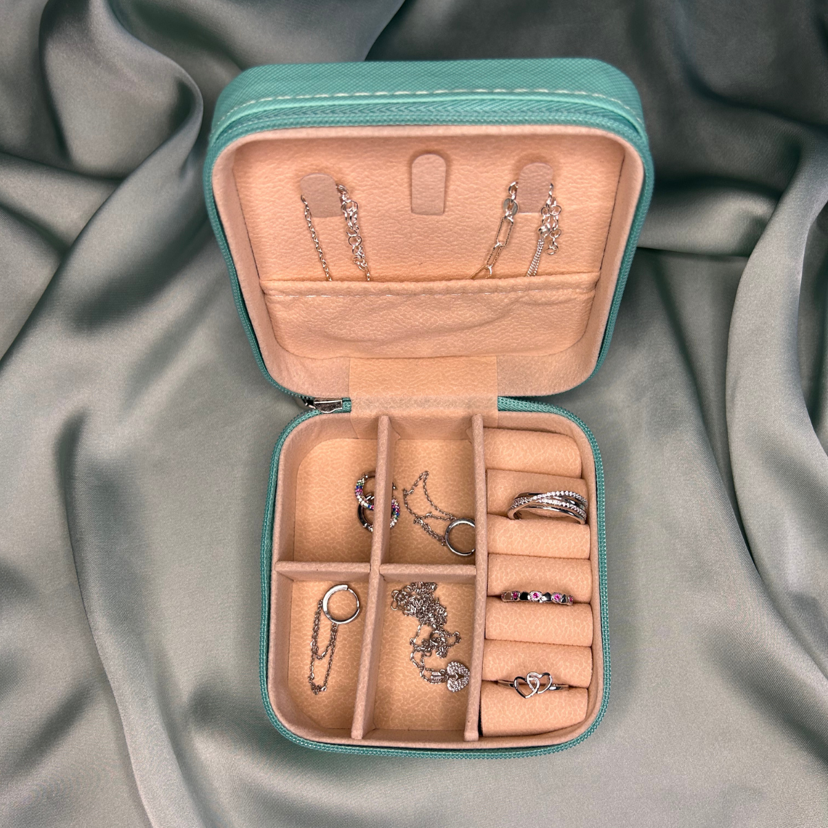 Customizable portable jewelry box
