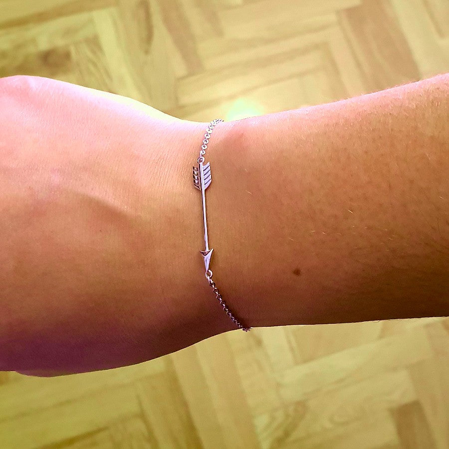 Pulsera fina de plata con flecha