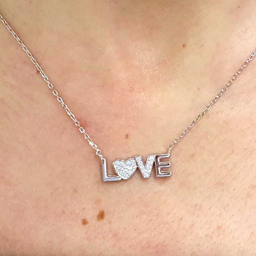 Collar de plata con circonitas con letras Love